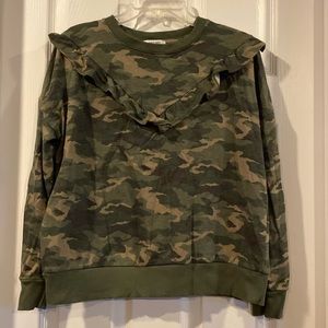 Cropped camo sweatshirt